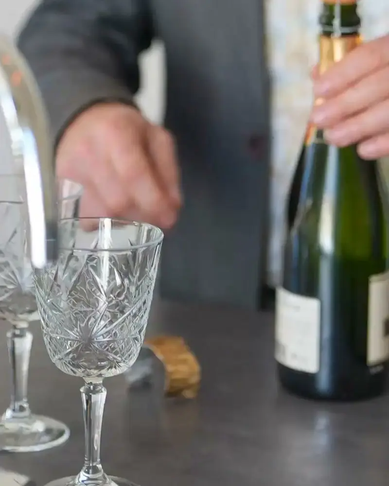 Champagne en kristallen glazen klaar om te proosten