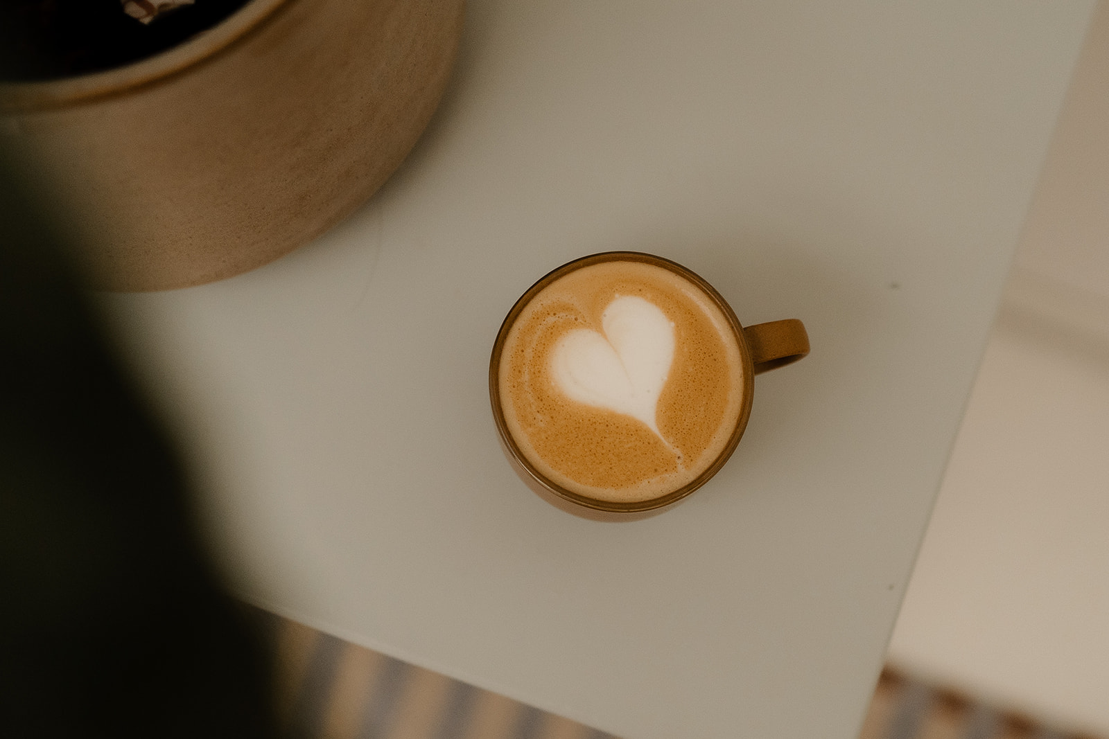 Kop koffie met een hartje in de melkschuim