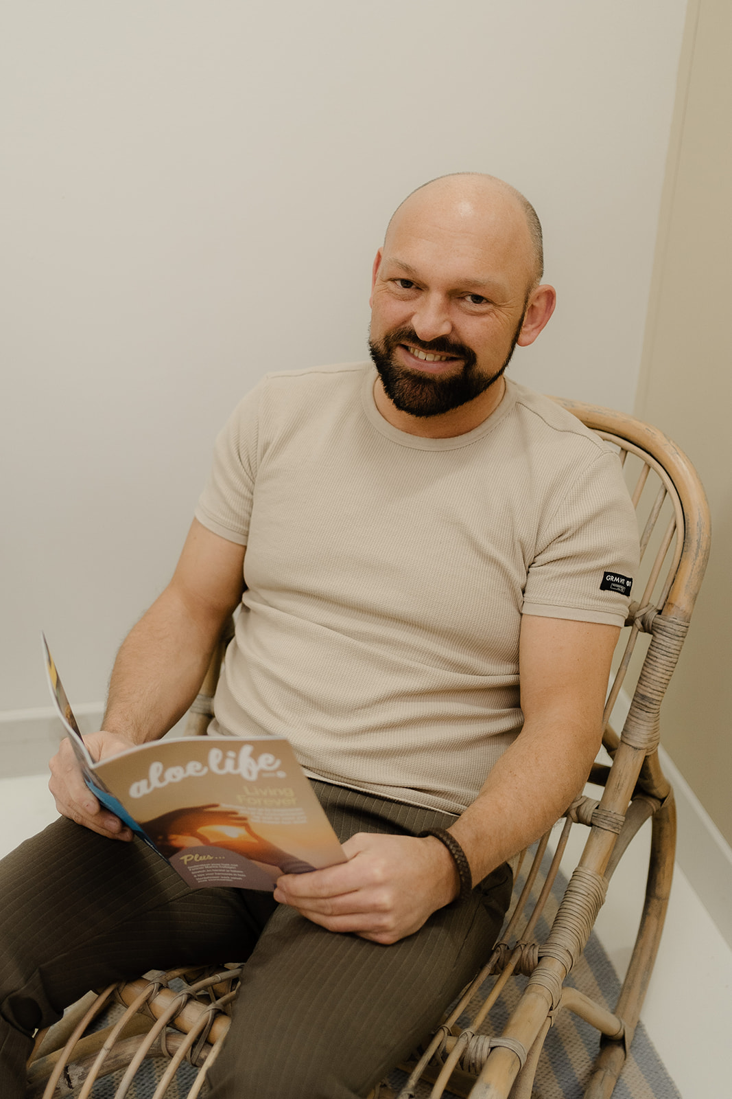 Henk van Eldik leest het aloe life-magazine